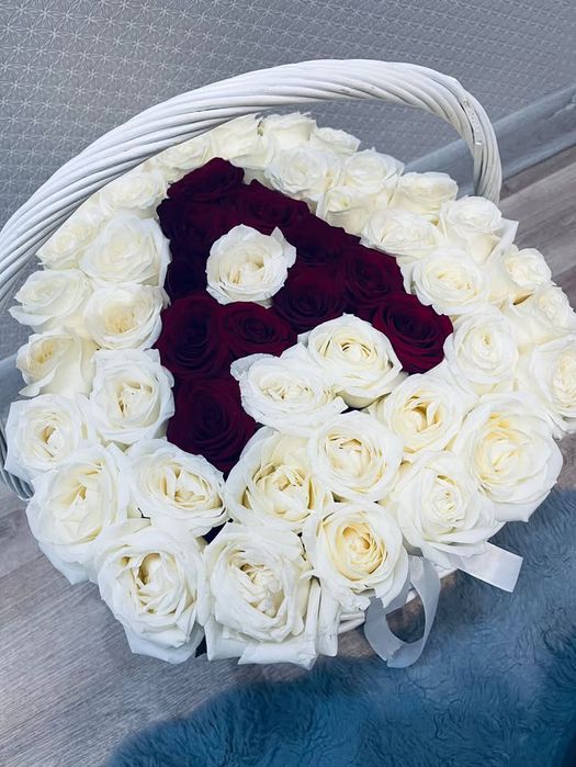 Корзинка цветов с буквой А