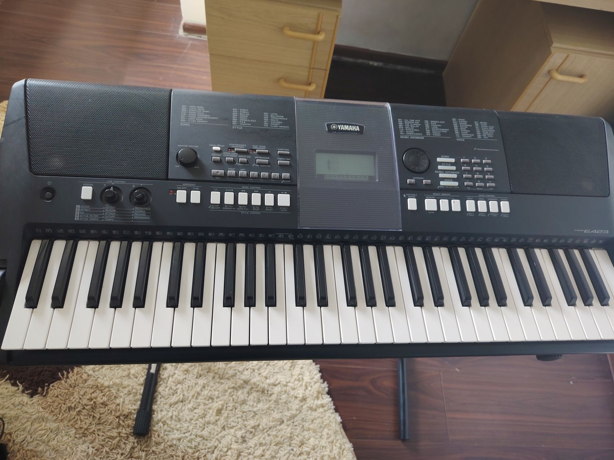 Vand consola dj ddj200,chitara yamaha erc121 c , orga yamaha e423