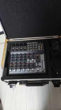 Mixer audio analog,
4 intrari microfon,
2 canale stereo procesor voci