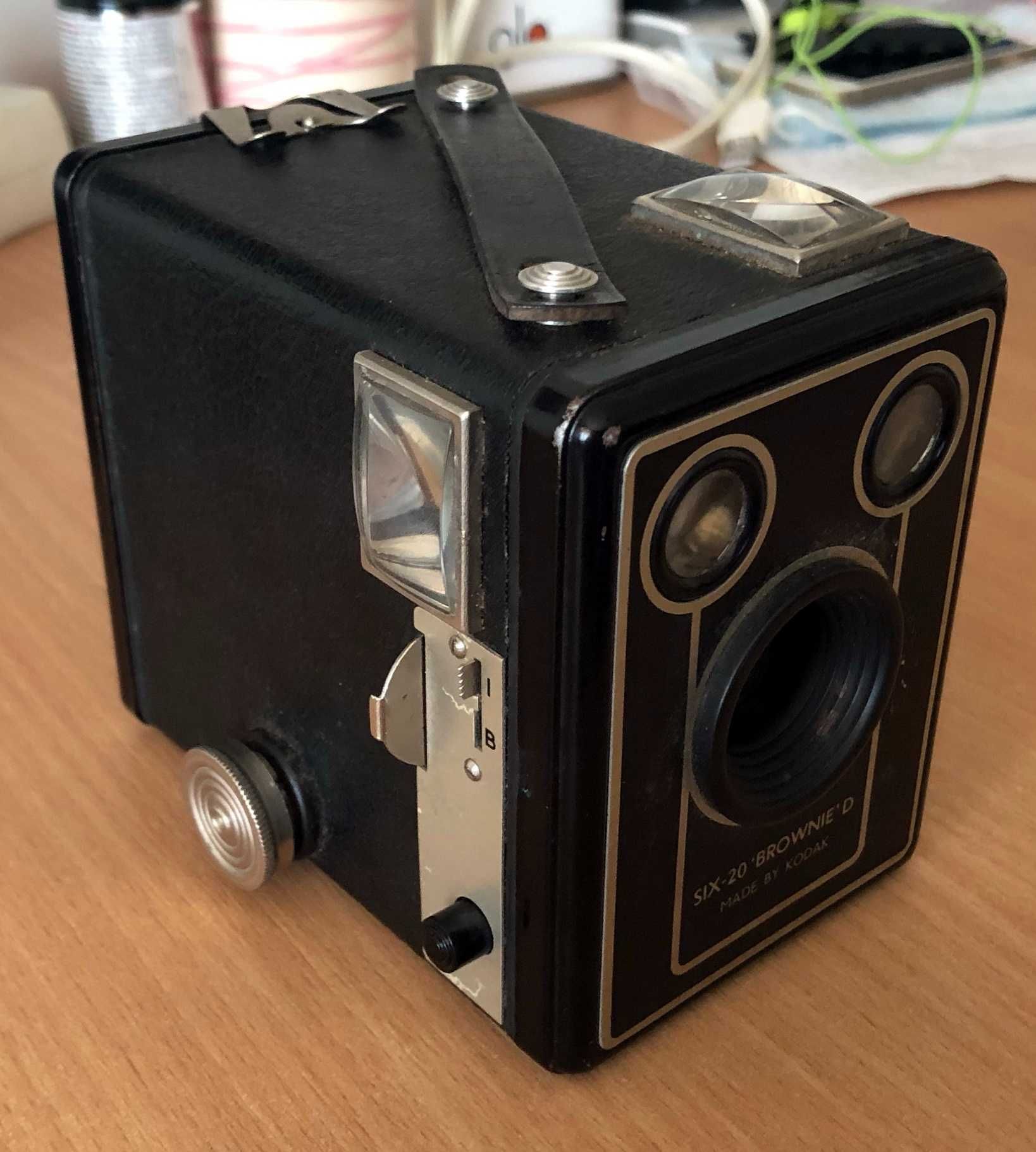Aparat foto vintage 1946 Kodak SIX-20 Brownie model D 620 film box