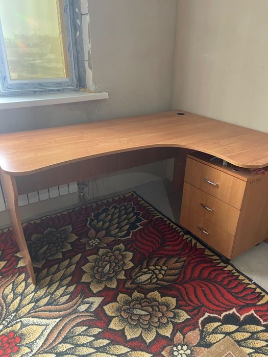 Стол офисный , есть угловой , есть  прямоугольный с выдвижными тумбами