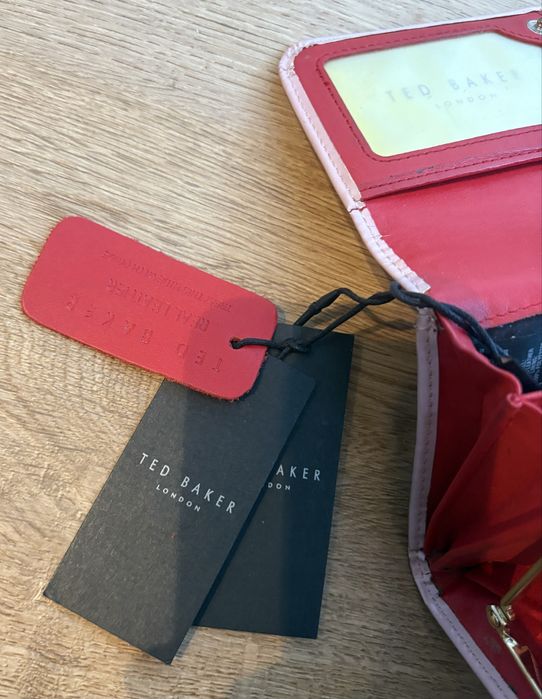 Дамско портмоне на Ted Baker London с етикети