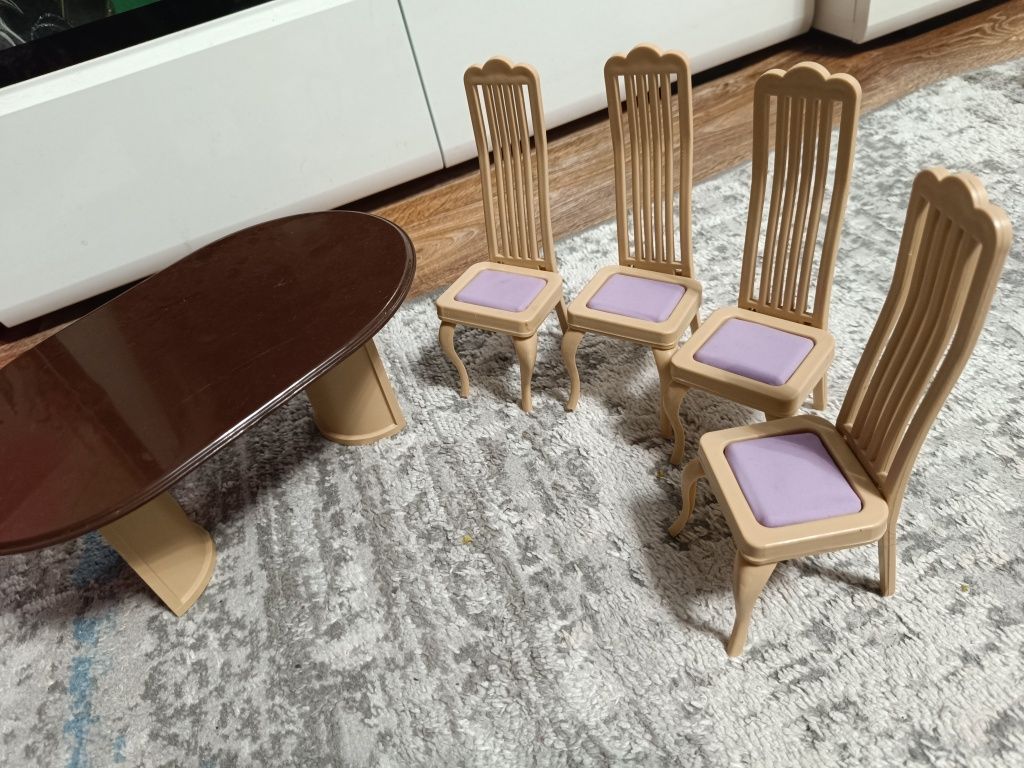Игрушечный стол со стульями для барби