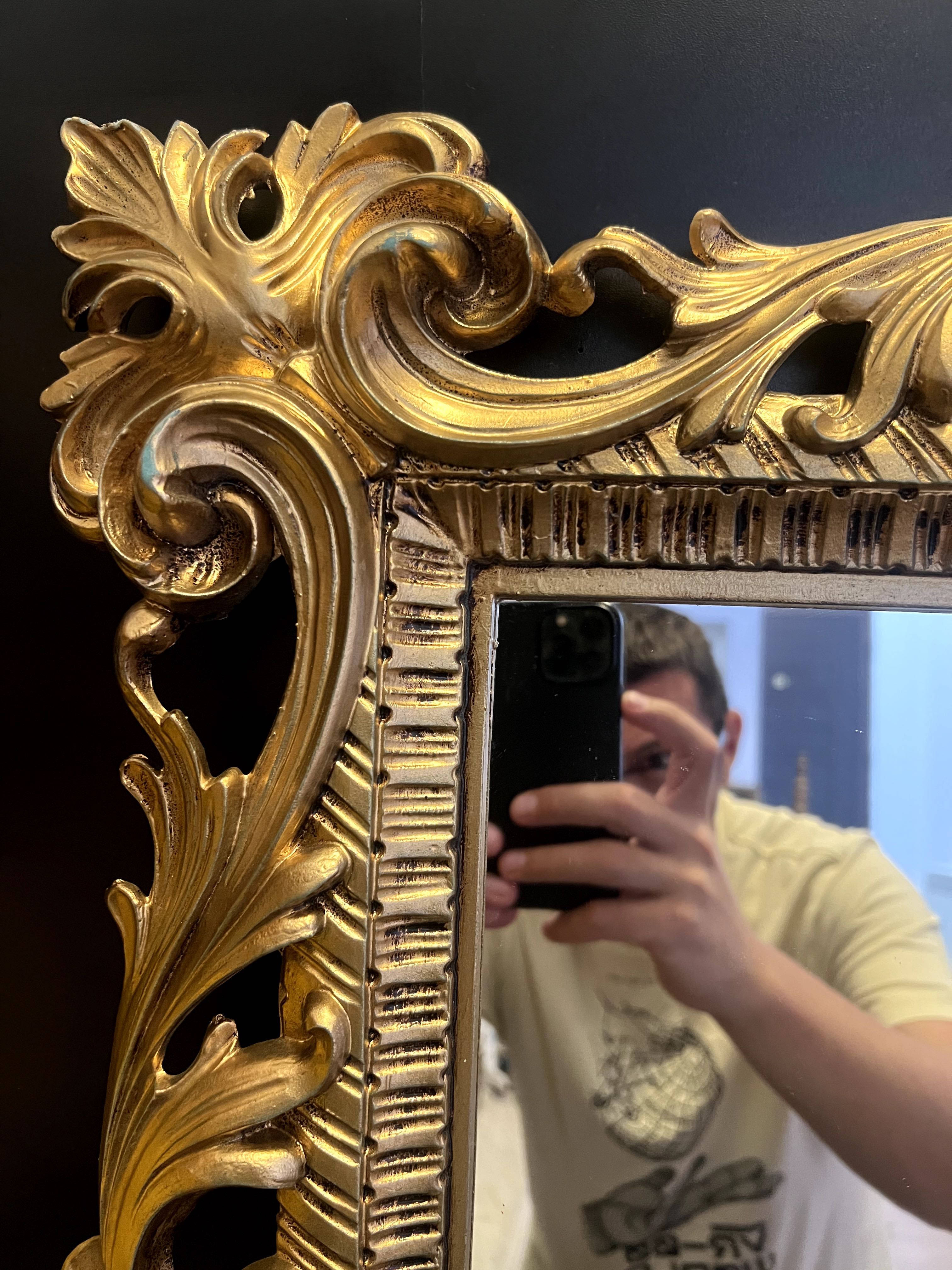 Oglinda decorata cu rama in stil Baroc