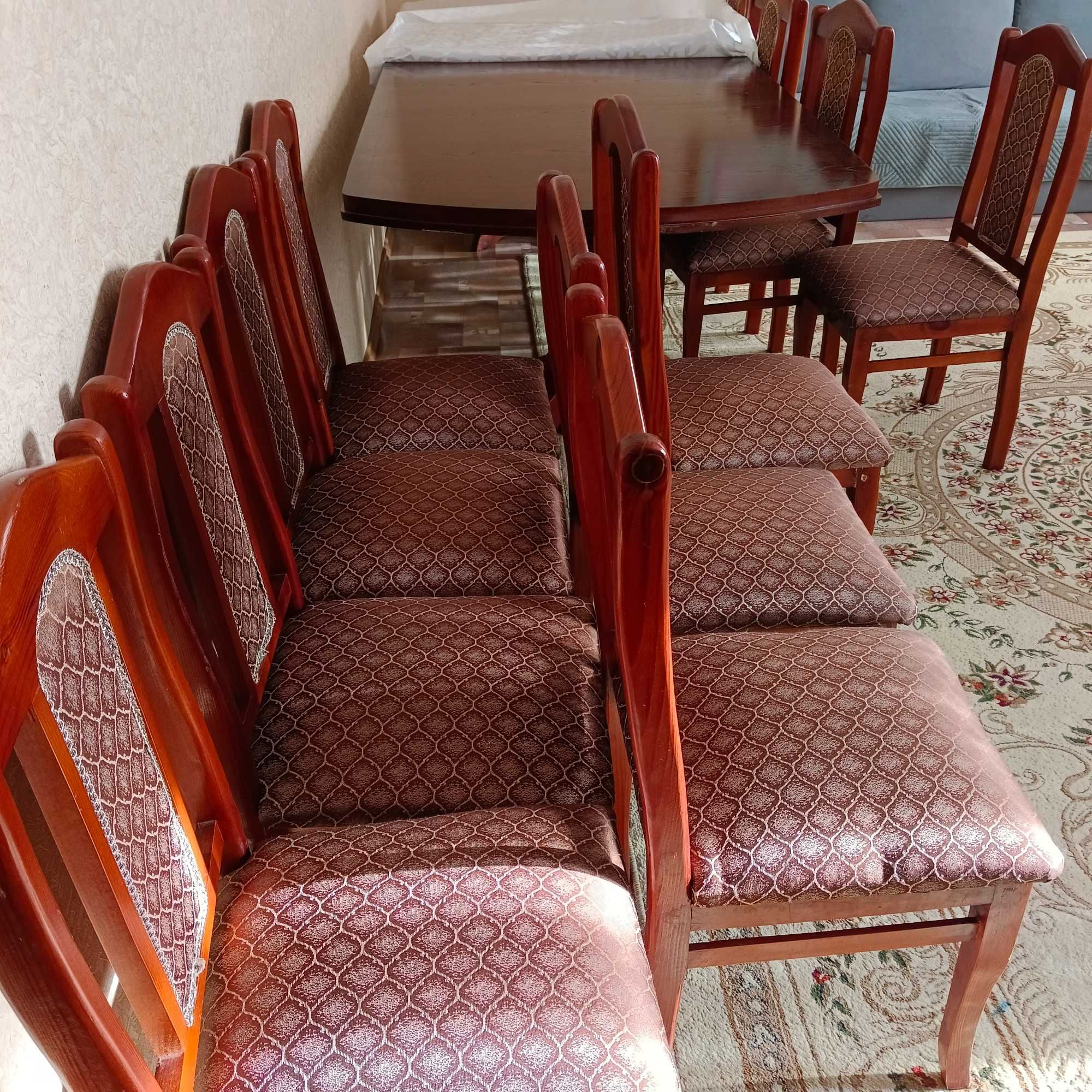Стол со стульями