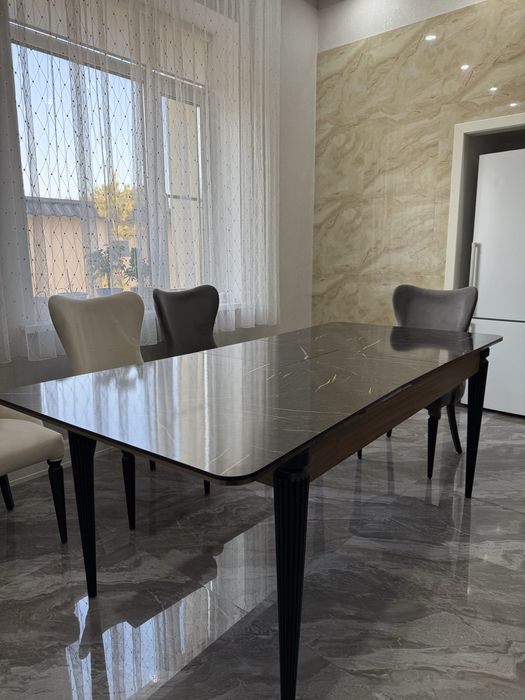 Стол в отличном состояние