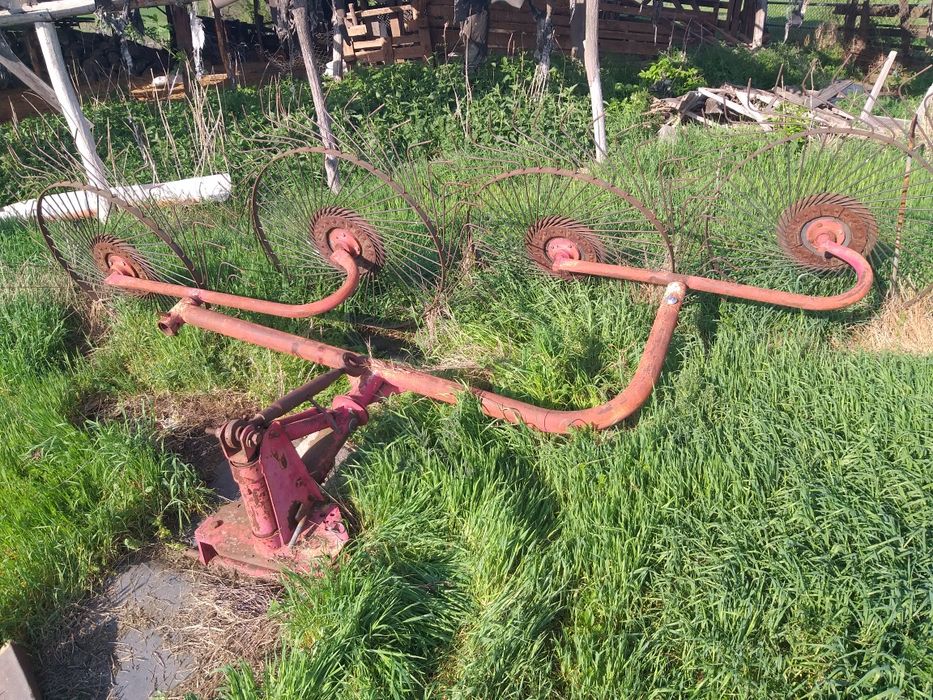 Greblă de fân cu 4 sori complet echipată