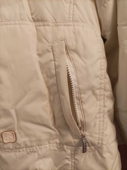 Дамско бяло яке с ципове и подвижна качулка