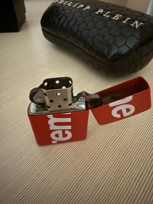 Нова запалка на Supreme x Zippo SS18 лимитирана серия