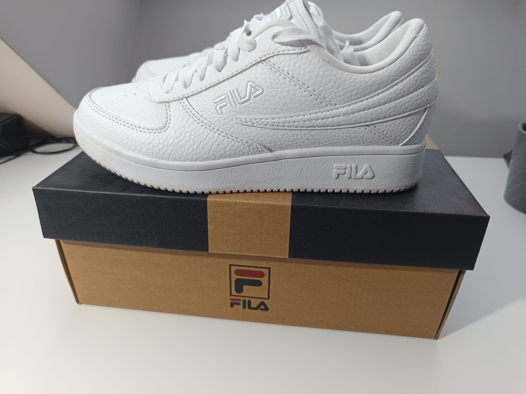 Маратонки.  FILA