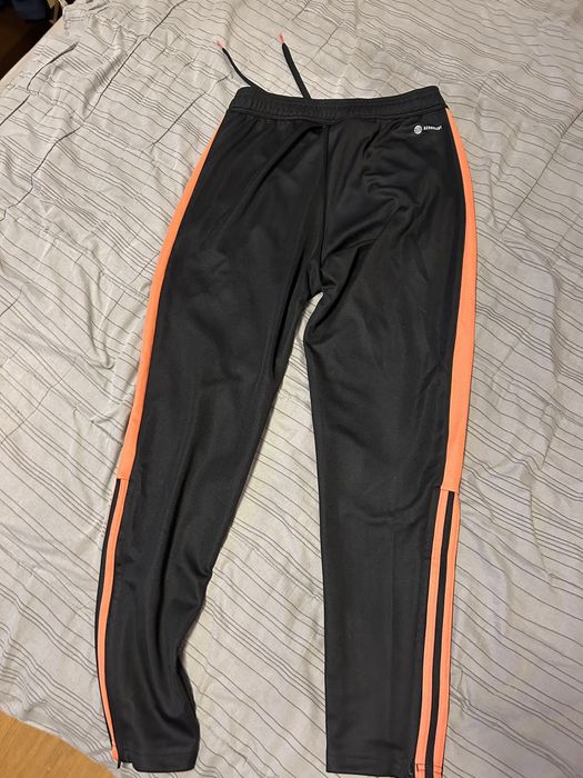 Спортно долнище adidas в черно с розови акценти