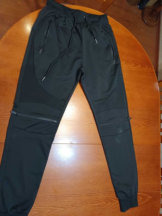 Продавам юношеска спортна долница