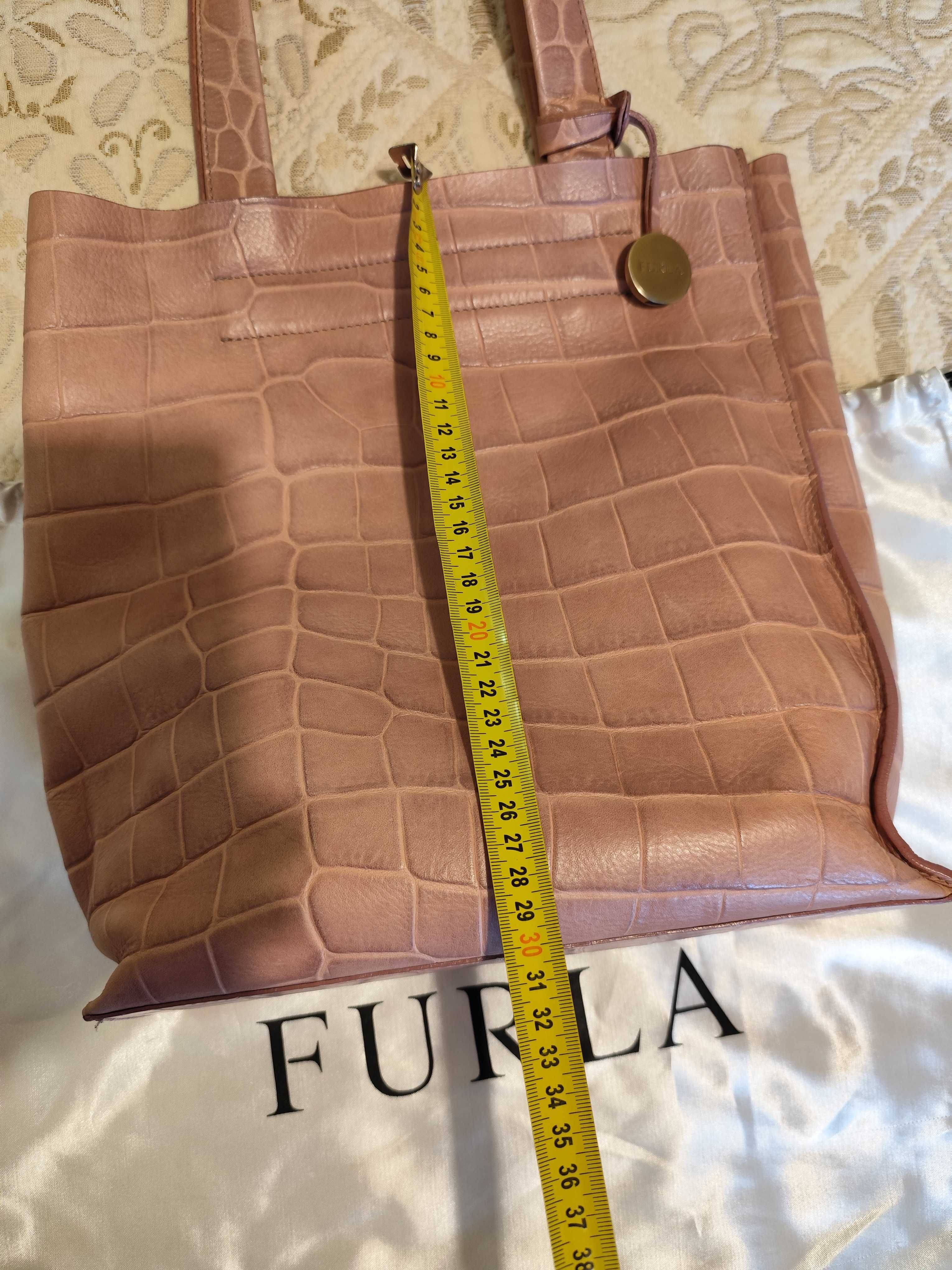 Furla divide it в бежово - розов цвят