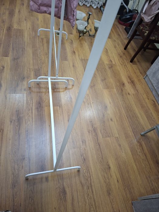 Продаются 2 вешалки в хорошем состоянии