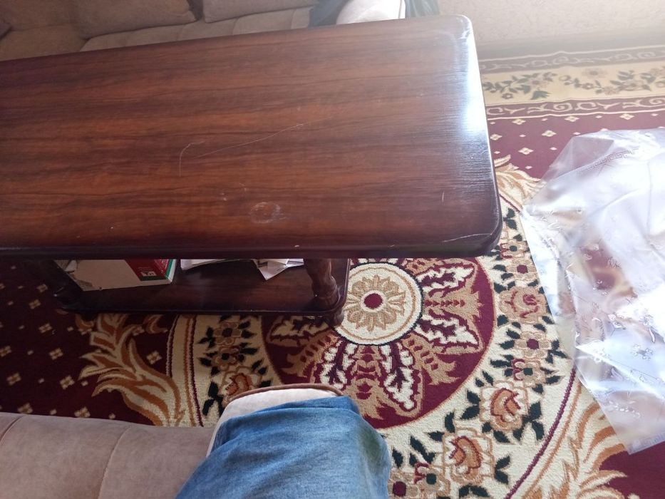 Mehmonxona uchun stol