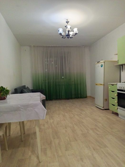 Сдам  квартиру, спальня и кухня совмещена с гостиной