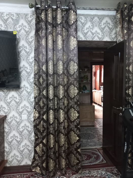 Partiyerniy parda sotiladi karnizi bilan birga
