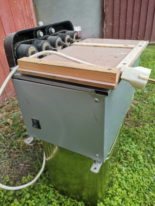 Машина за пробиване на пчелни рамки