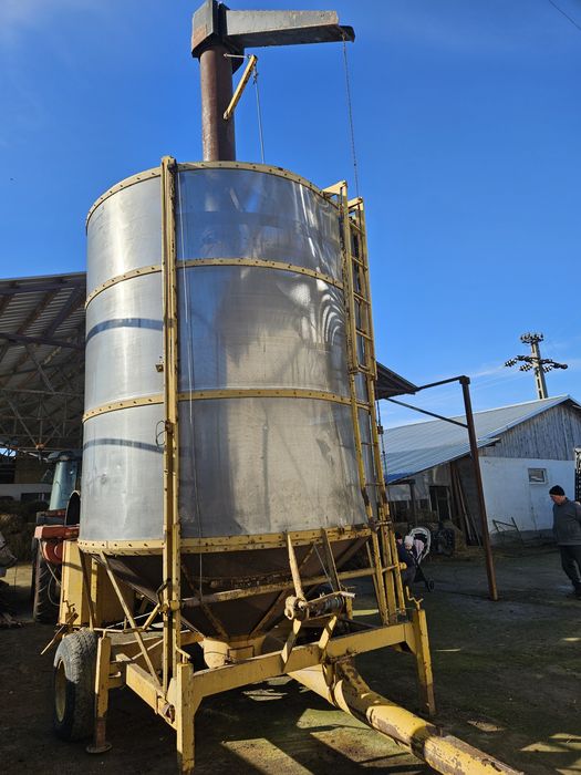 Vând uscător cereale