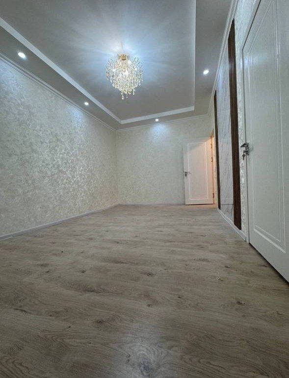Юнусабад 8 квартал. Продается квартира 1/1/4