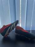 Бутонки adidas.
