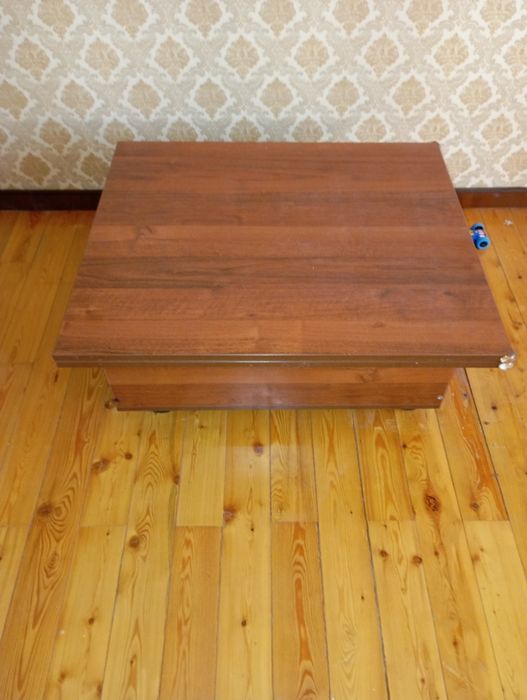 Стол журнальный раскладывается в обеденный.