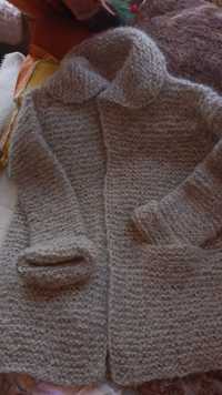 Ръчно плетена пухкава жилетка.