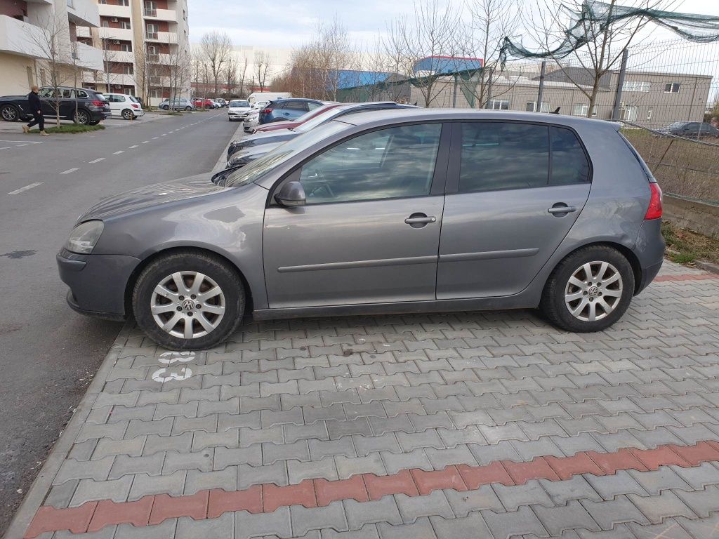 Vând golf 5 sau schimb