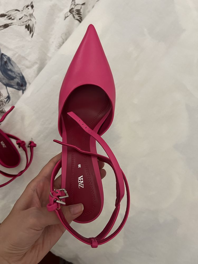 Туфли ярко розового цвета ZARA