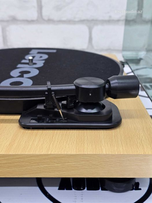 Виниловый проигрыватель Lenco L-30.