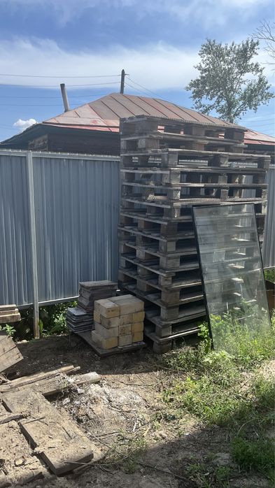 Поддоны, Район Мегастрой, Апрель