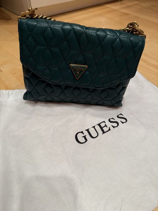 Дамска чанта Guess в уникален масленозелен цвят