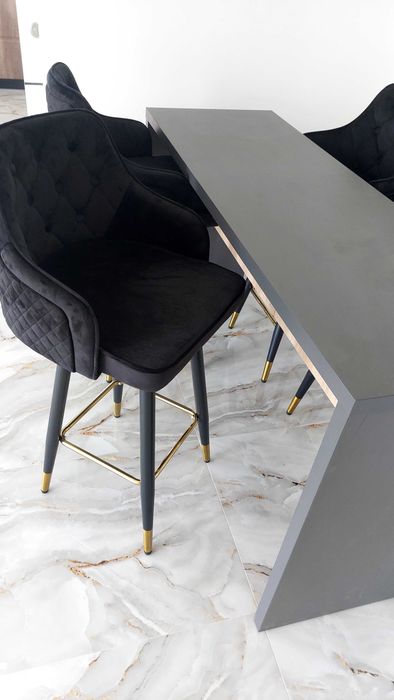 Vand masa cu scaune de bar