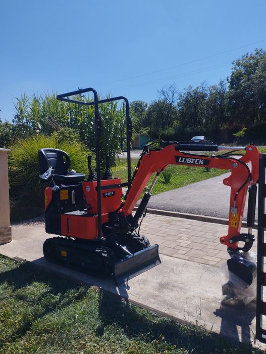 Miniescavator 1200 kg cu trei cupe