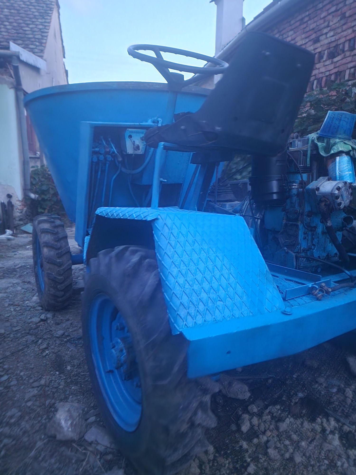 Vând Dumper cupă 2m3 4x4