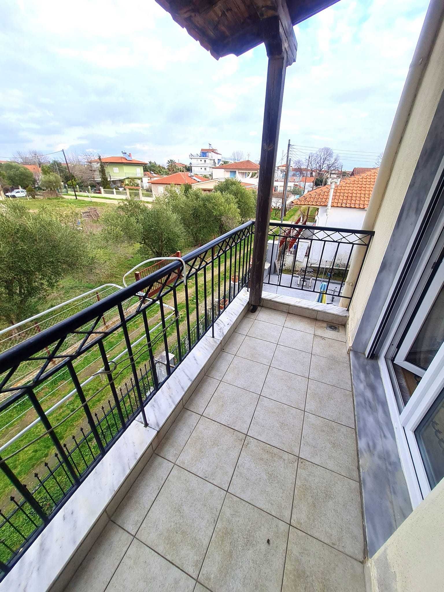 Продава се къща на две нива 90м2 и двор 220м2 в Паралия Врасна, Гърция