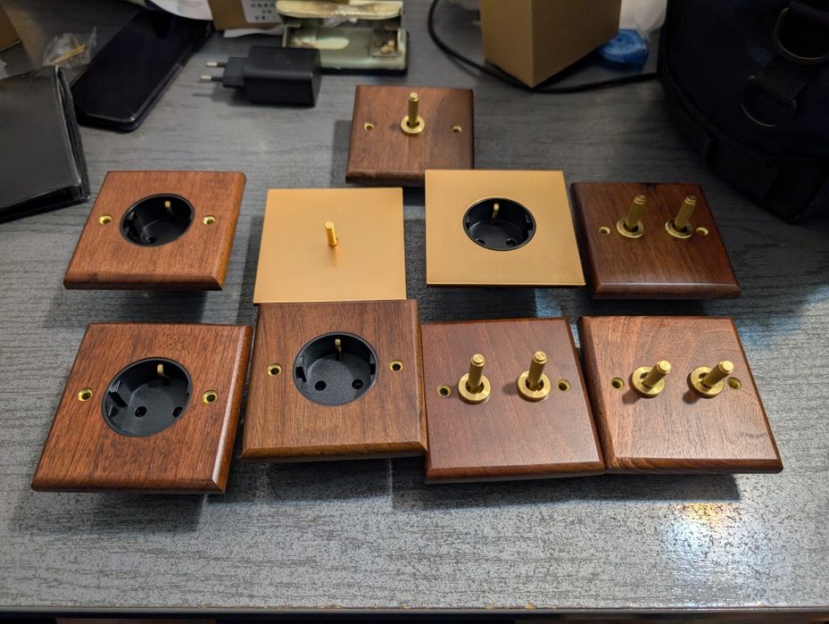 Prize din lemn masiv de nuc