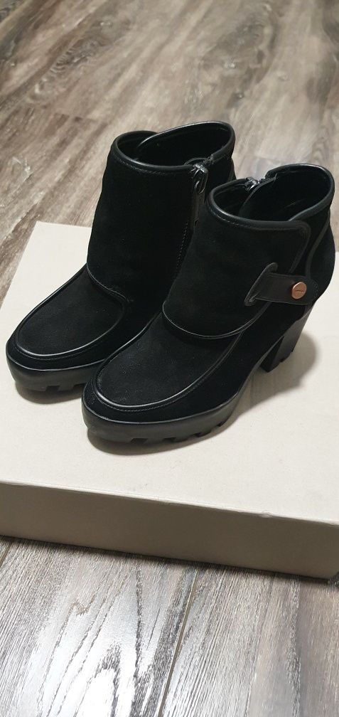 Botine Calvin Klein piele intoarsa, marimea 35, ca noi