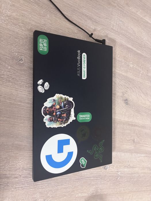 Vand laptop cu ecranul spart