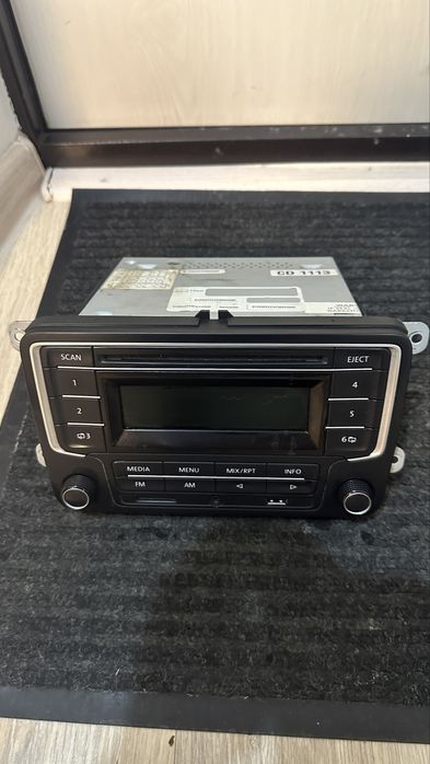 Продам заводскую магнитолу на фольцваген поло