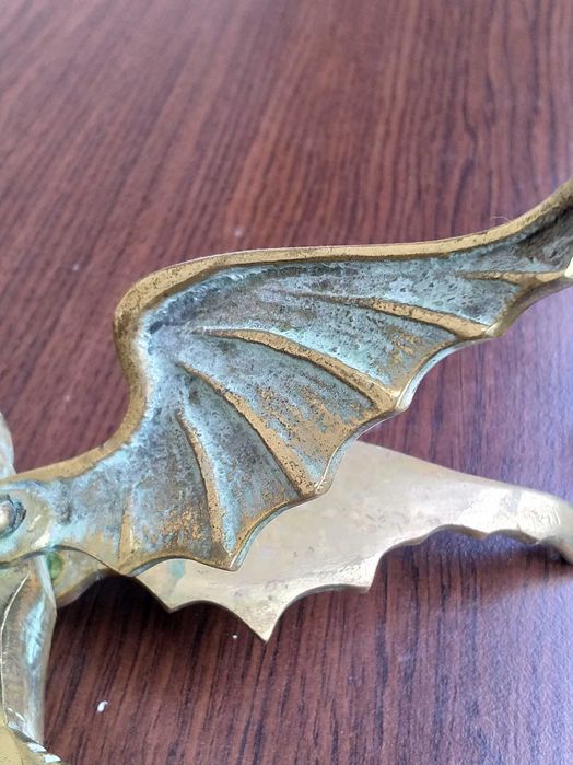 Масивни месингови фигури на ангели