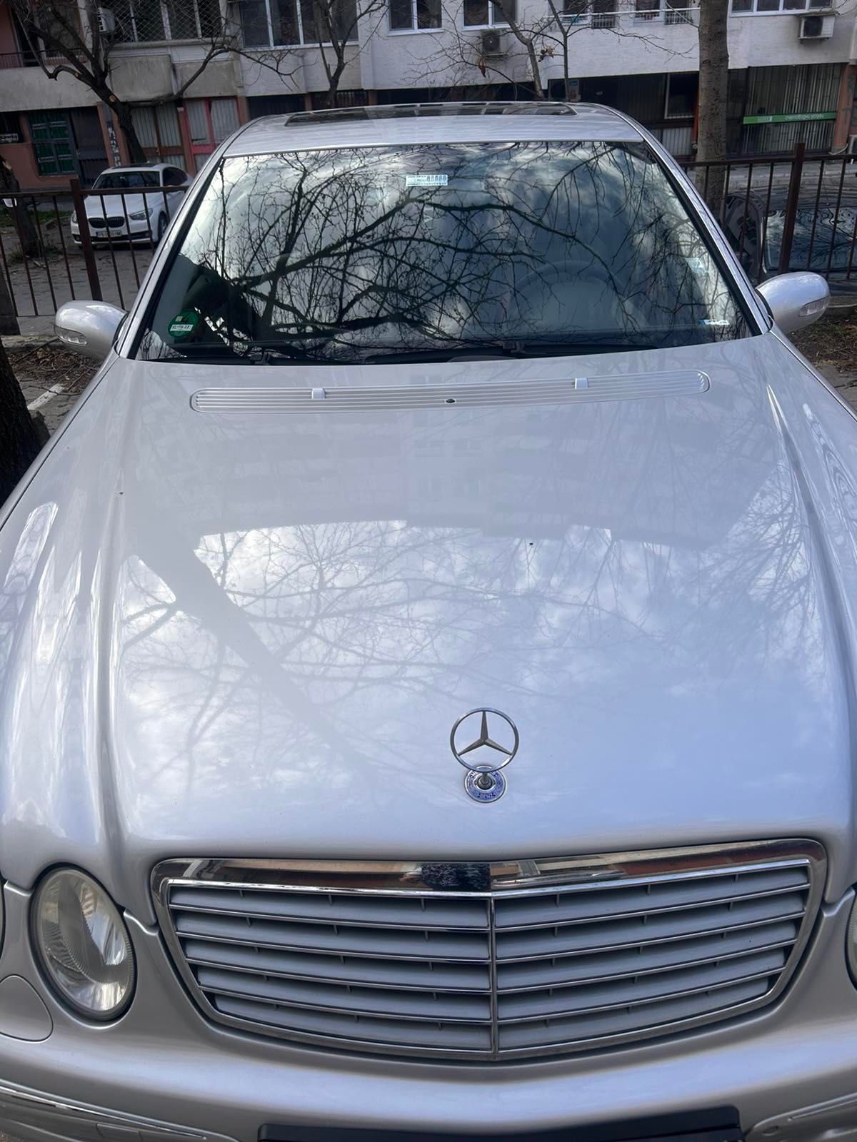 Продава се Mercedes E320