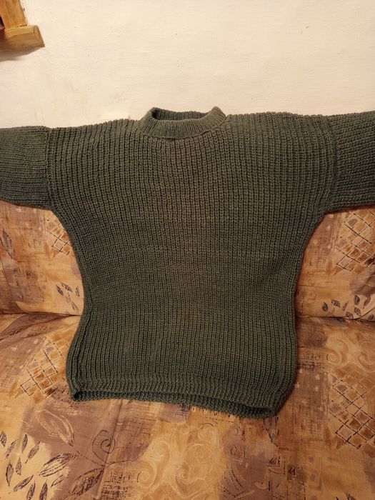 Вълнен ръчно плетен пуловер