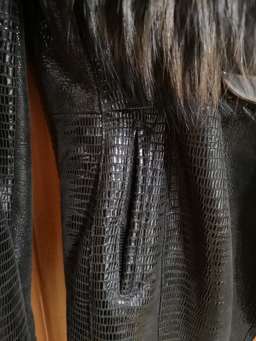 Cojoc Bison dama, elegant, nou, haina blana cu guler