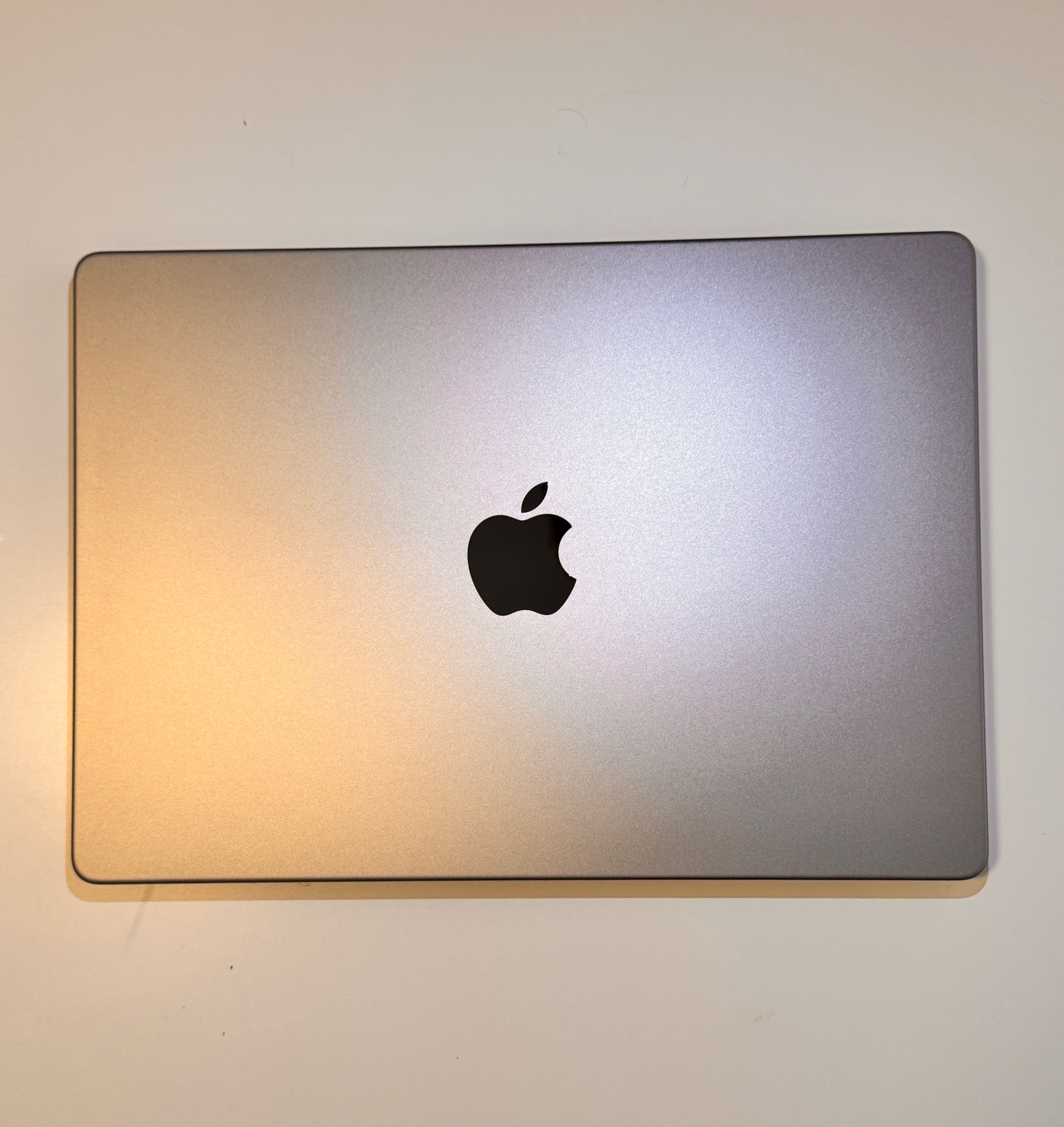 MacBook Pro 14" M2 Pro (2023) – Stare impecabila + Mouse Razer cadou!