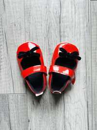 Червени лачени бебешки обувки