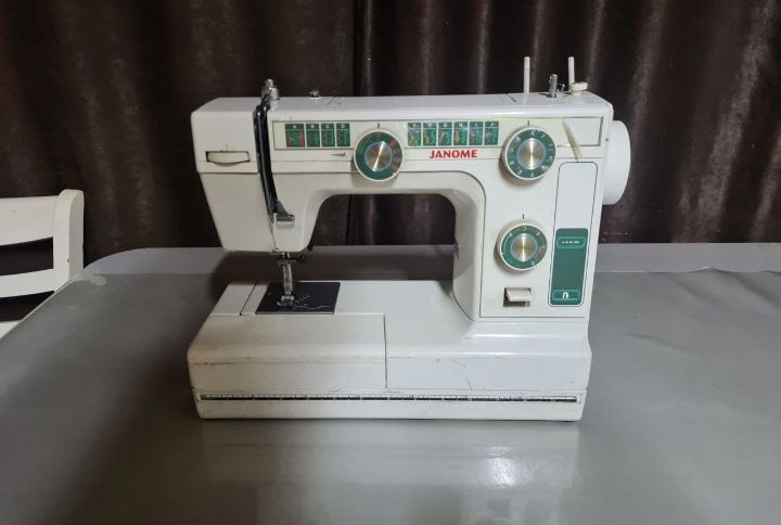 Продам швейную машину Janome