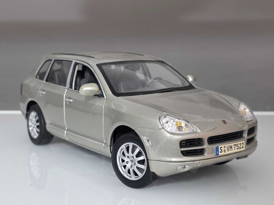 Macheta Auto 1/18 Maisto Porsche Cayenne Silver