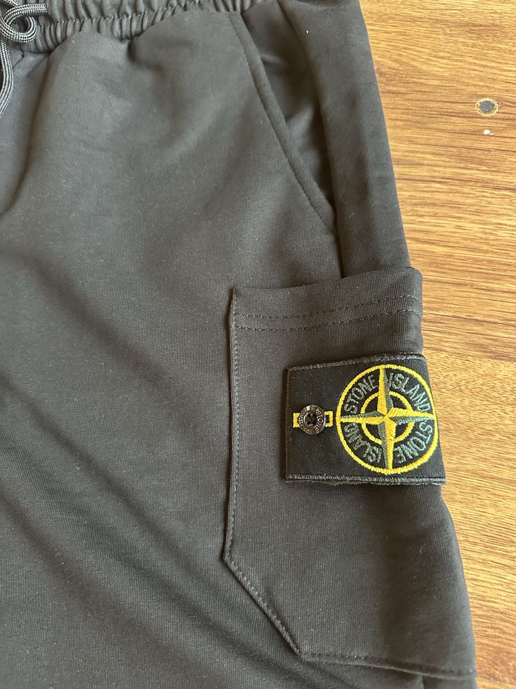 Мъжки,памучни,черни къси панталонки Stone Island с бадж на джоба