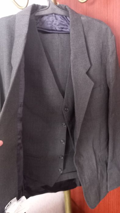 Продам костюм новый